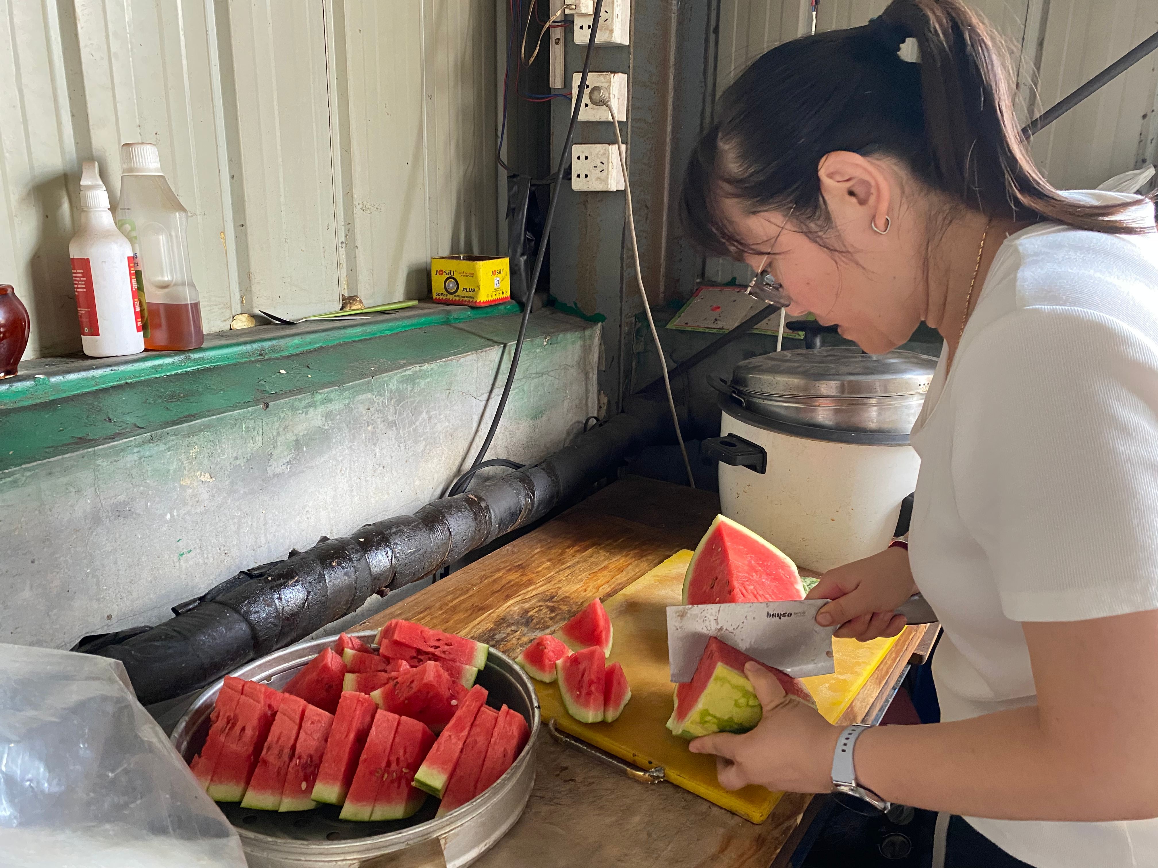 酷暑里的一縷清涼 ---工會(huì)主席王林林到智造中心慰問一線員工