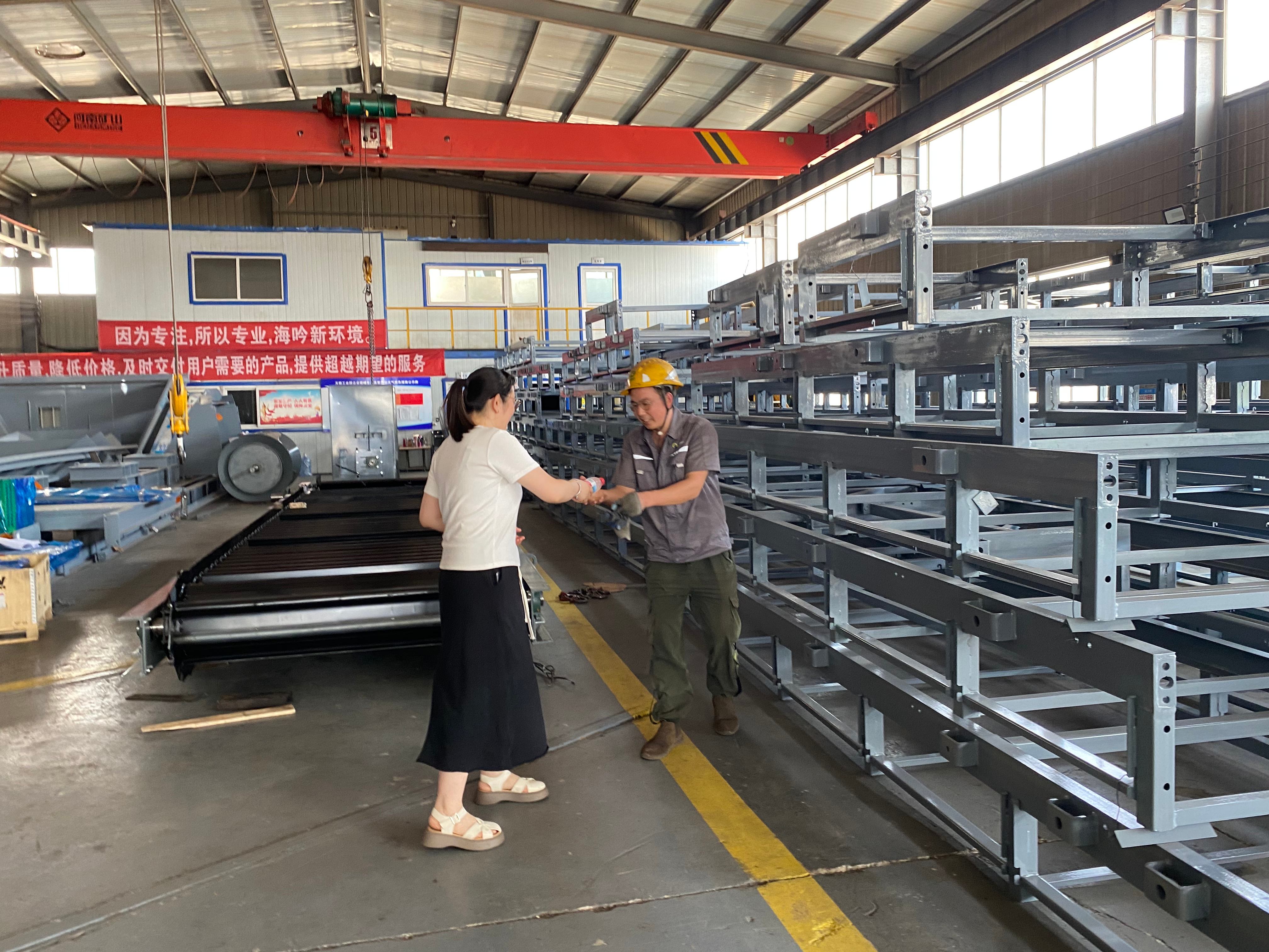 酷暑里的一縷清涼 ---工會(huì)主席王林林到智造中心慰問一線員工