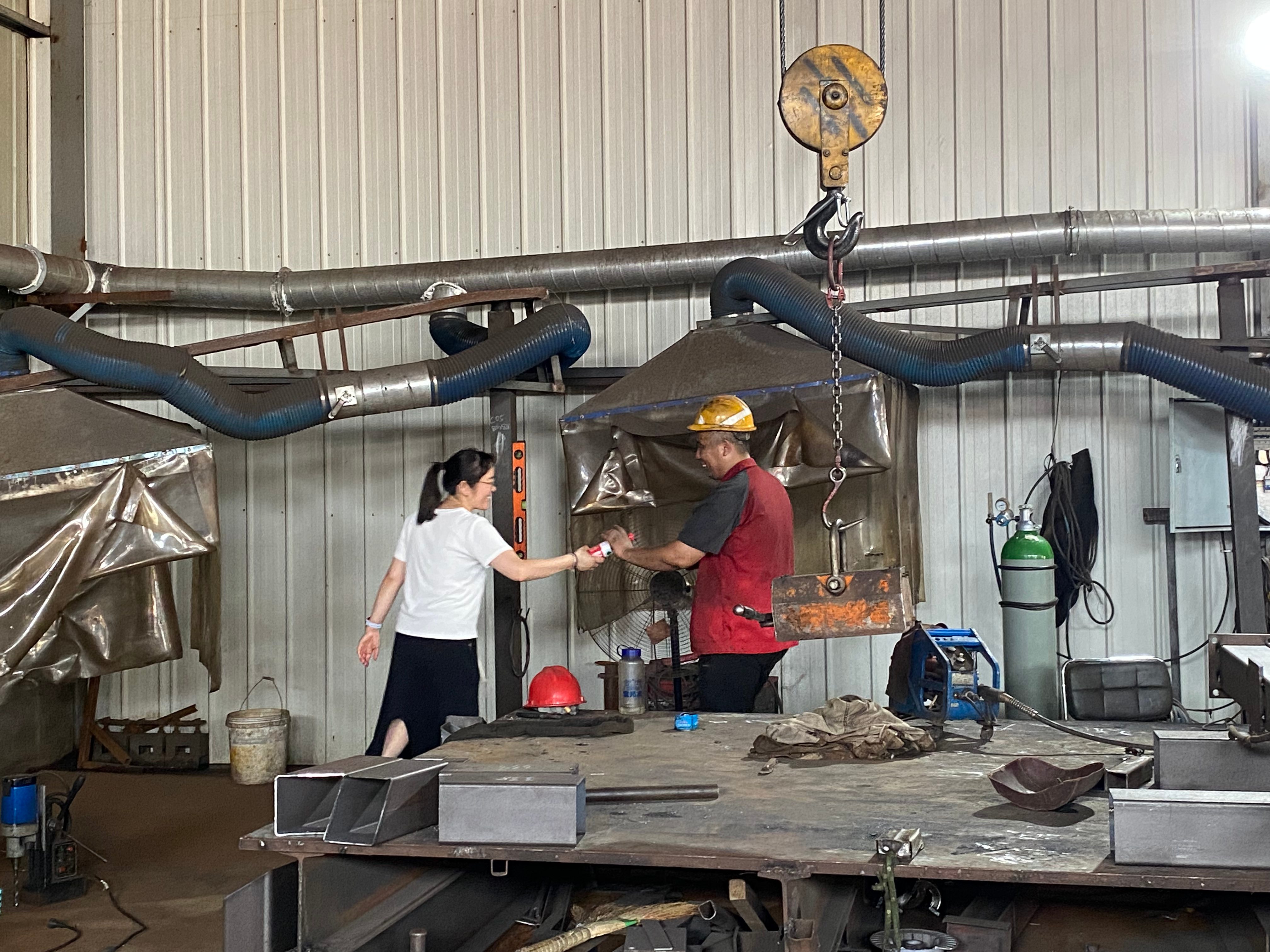 酷暑里的一縷清涼 ---工會(huì)主席王林林到智造中心慰問一線員工