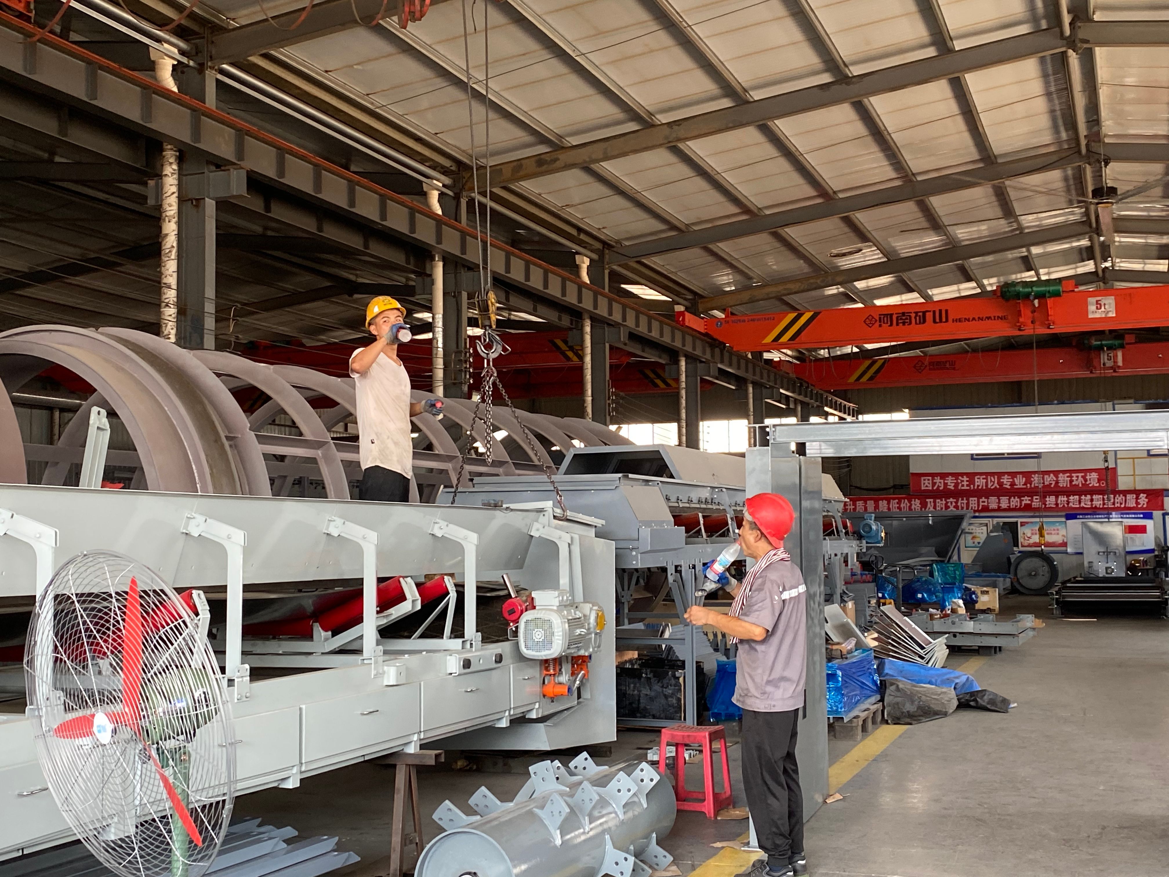 酷暑里的一縷清涼 ---工會(huì)主席王林林到智造中心慰問一線員工