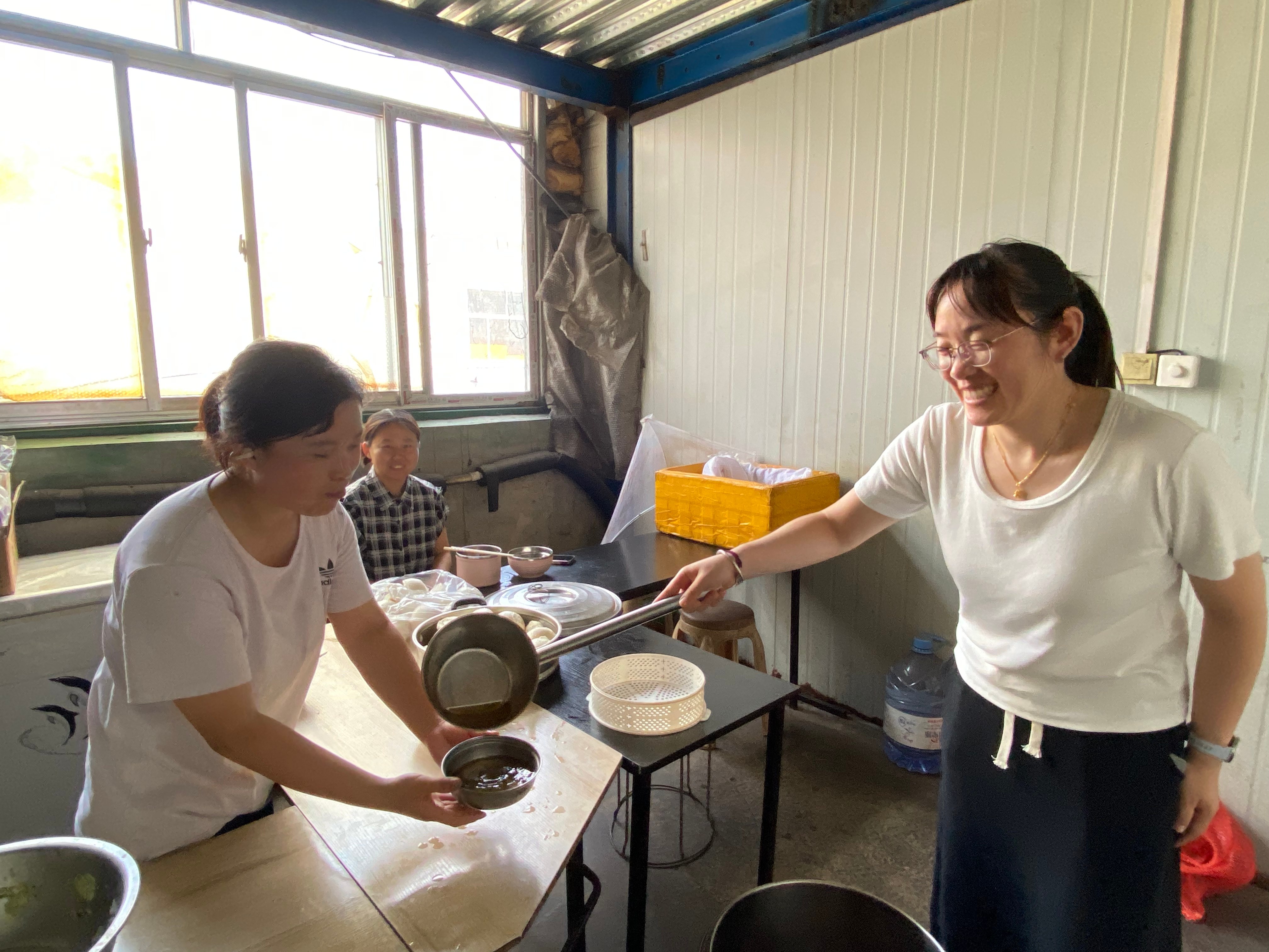 酷暑里的一縷清涼 ---工會(huì)主席王林林到智造中心慰問一線員工