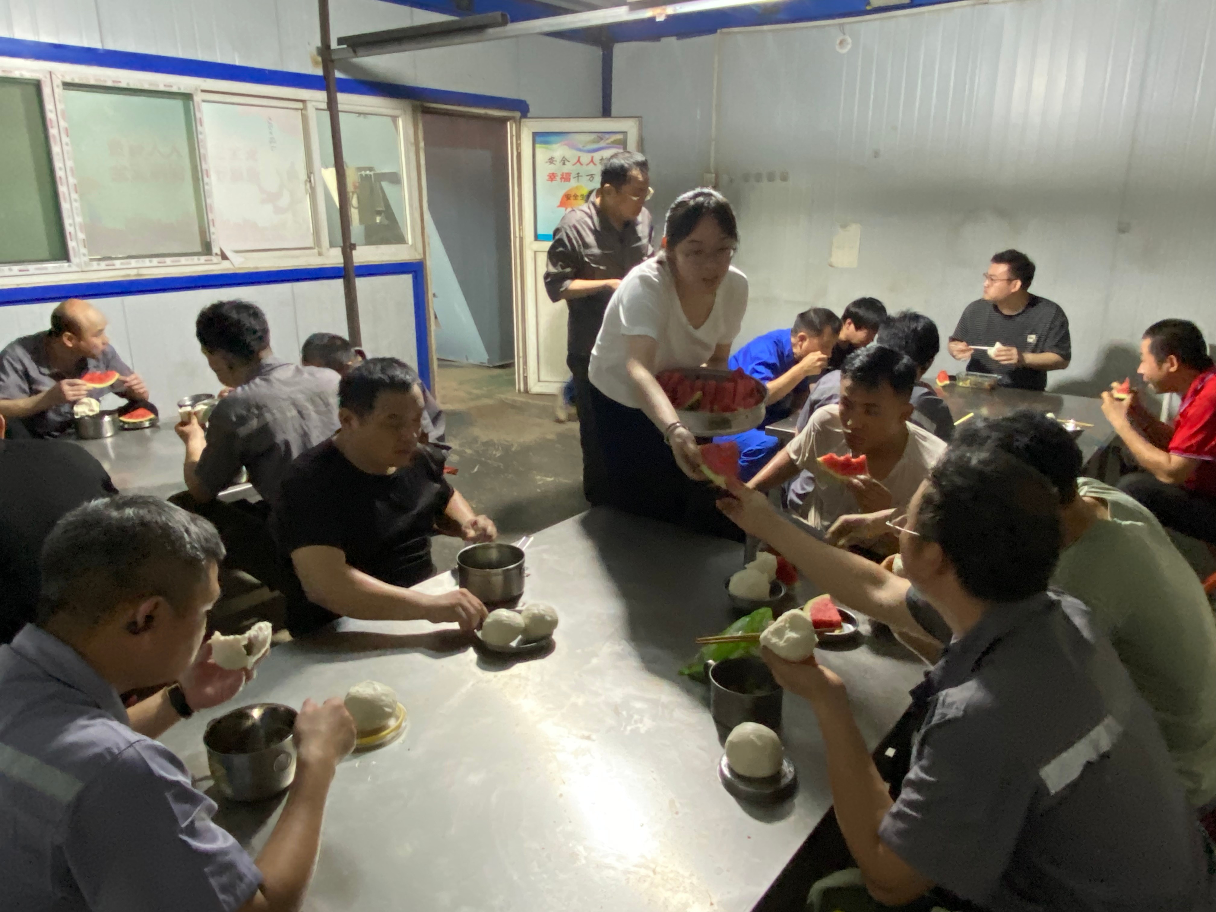 酷暑里的一縷清涼 ---工會(huì)主席王林林到智造中心慰問一線員工